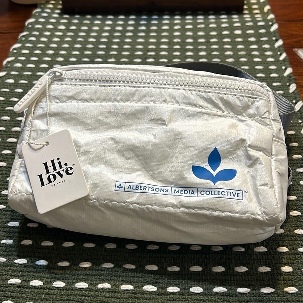 💥 2/$10 Hi Love Featherlight Splash Resistant Crossbody Fanny Pack White Gray